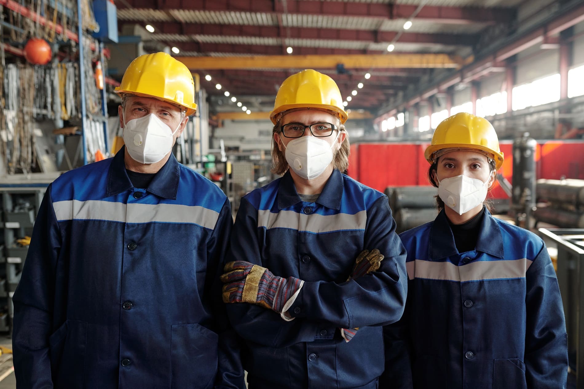 retrato trabajadores fabricacion confiados serios cascos mascaras pie linea fabrica moderna